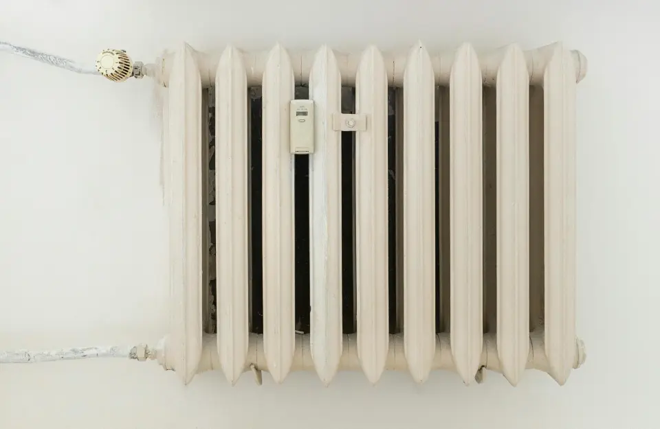Heizkörper mit Thermostat in einem Wohnzimmer