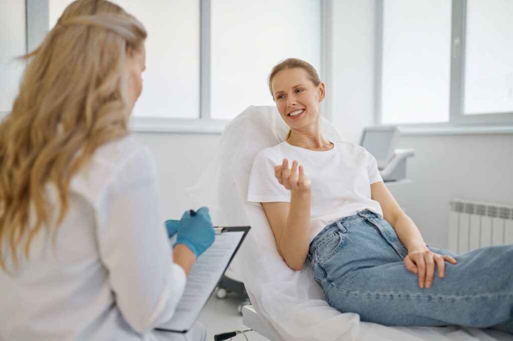 Beratungsgespräch vor der Hydrafacial Behandlung in moderner Praxis mit professioneller Hautanalyse