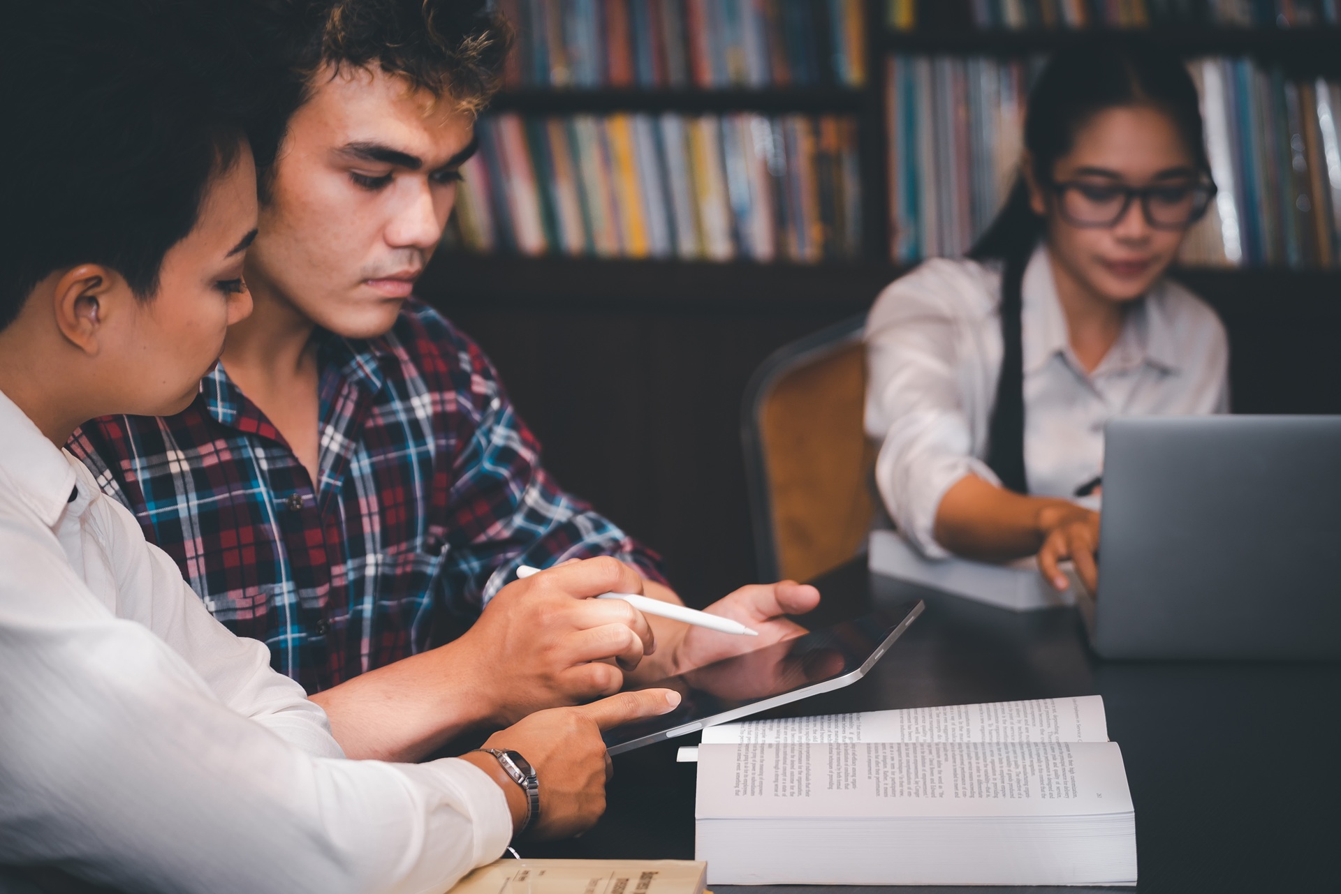 Gruppe beim Arbeiten an der Thesis | Ghostwriter Masterarbeit