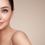 Frau mit strahlenden Augen und gepflegter Haut
